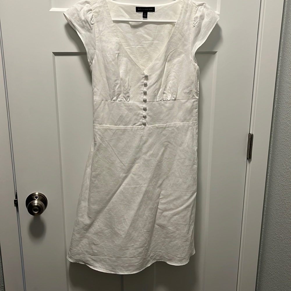 Banana Republic adorable white linen dress. Lined. Never worn. Brand new 🤍